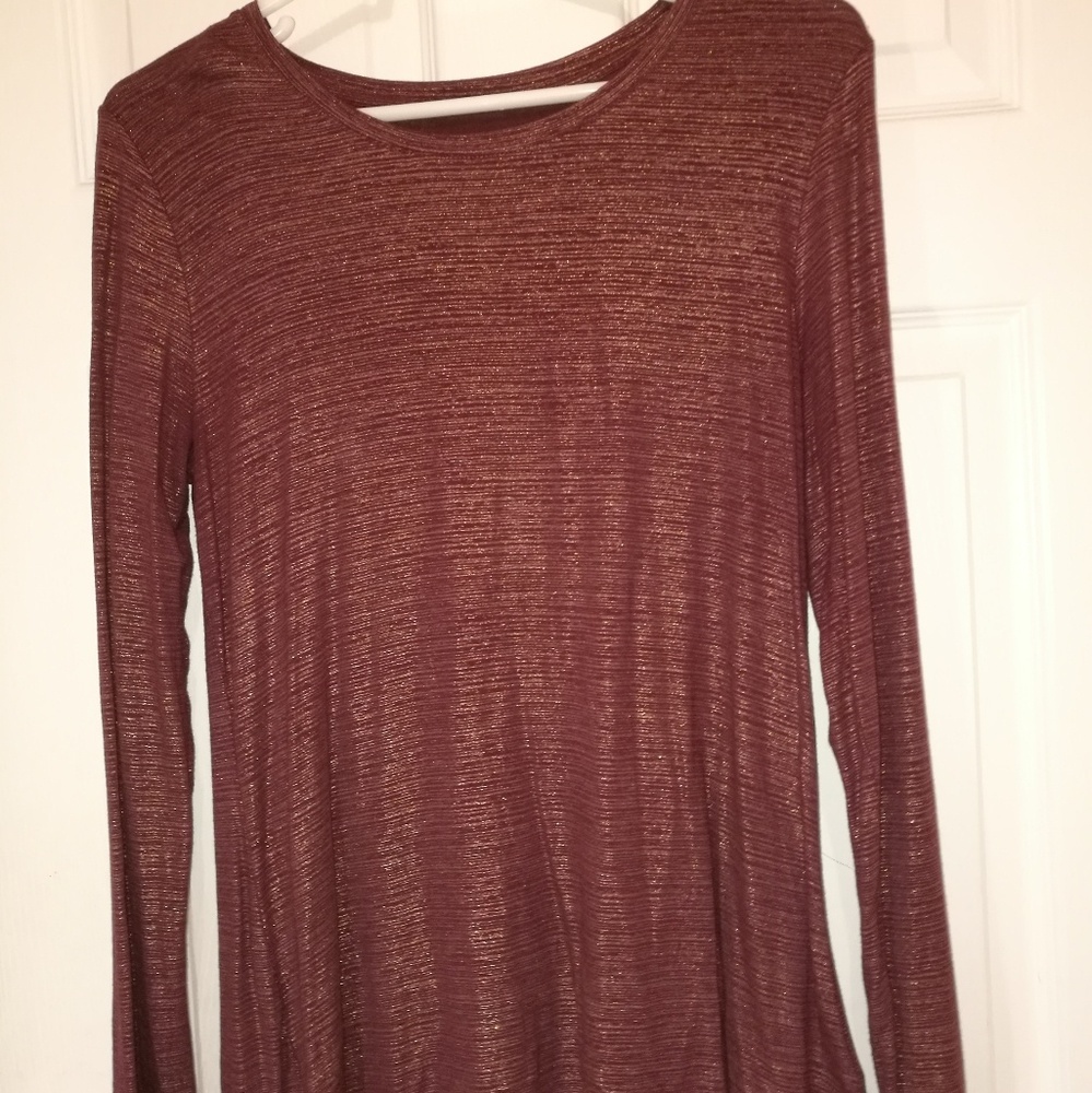 Long-sleeved crew with gold accents